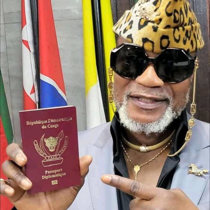 La star de la rumba congolaise, Koffi Olomidé remercie Félix Tshisekedi de l’avoir nommé ambassadeur de la culture et reçu également son passeport diplomatique.