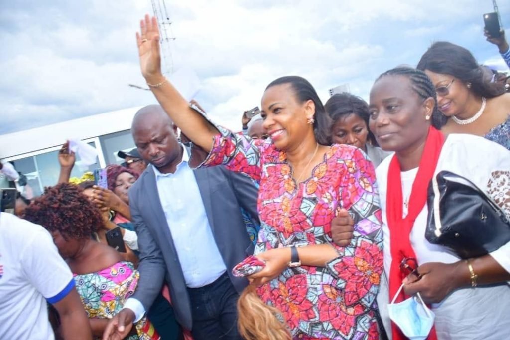 L'accompagner dans ses innombrables l'activité humanitaire dans la province de Tanganyika, Marie Olive Lembe Kabila a été accueilli par une immense foule à son arrivée