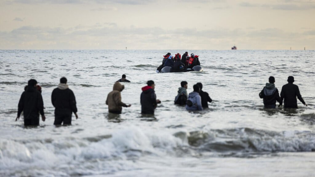 Plus de 700 Migrants Traversent la Manche vers le Royaume-Uni en une Seule Journée